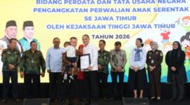 Wali Kota Surabaya Eri Cahyadi saat menyerahkan perwalian/dok.Diskominfo Surabaya