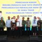 Wali Kota Surabaya Eri Cahyadi saat menyerahkan perwalian/dok.Diskominfo Surabaya