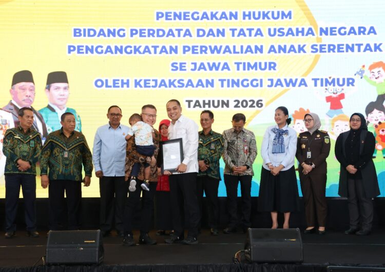 Wali Kota Surabaya Eri Cahyadi saat menyerahkan perwalian/dok.Diskominfo Surabaya
