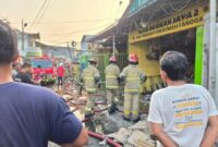 Satu dari dua toko di Putat Jaya ludes dilalap si jago merah Rabu (29/7) pagi. (Foto:dok Command Center 112)