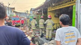 Satu dari dua toko di Putat Jaya ludes dilalap si jago merah Rabu (29/7) pagi. (Foto:dok Command Center 112)
