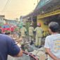 Satu dari dua toko di Putat Jaya ludes dilalap si jago merah Rabu (29/7) pagi. (Foto:dok Command Center 112)