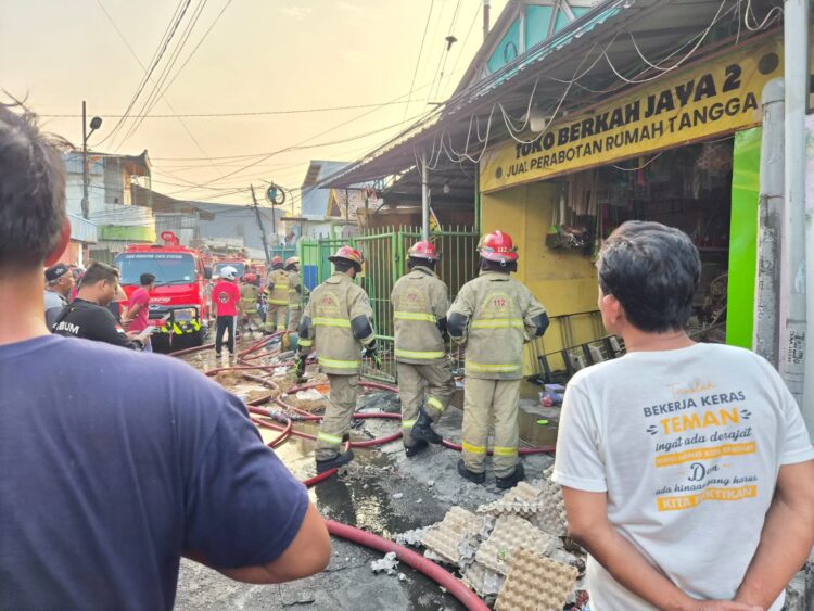 Satu dari dua toko di Putat Jaya ludes dilalap si jago merah Rabu (29/7) pagi. (Foto:dok Command Center 112)