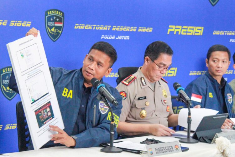 Polda Jatim Ungkap Peretasan Website Sekolah Dipakai Judi Online. (Foto: Muhammad/bicarasurabaya.com)