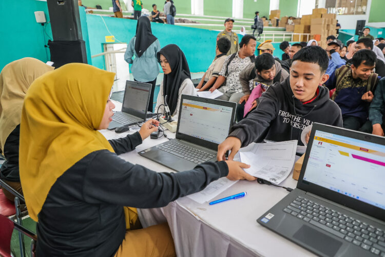 Petugas dari Pemkot Surabaya mendata dan memverifikasi para pelajar yang akan mendapatkan bantuan/dok.Diskominfo Surabaya