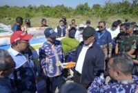 (dari kiri) Peneliti benih jagung ITS Mukhammad Muryono SSi MSi PhD dan Rektor ITS Prof Dr (HC) Ir Bambang Pramujati ST MScEng PhD, dan Mentan RI Andi Amran Sulaiman. (Foto: dok Humas ITS)