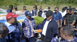 (dari kiri) Peneliti benih jagung ITS Mukhammad Muryono SSi MSi PhD dan Rektor ITS Prof Dr (HC) Ir Bambang Pramujati ST MScEng PhD, dan Mentan RI Andi Amran Sulaiman. (Foto: dok Humas ITS)