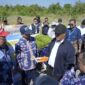 (dari kiri) Peneliti benih jagung ITS Mukhammad Muryono SSi MSi PhD dan Rektor ITS Prof Dr (HC) Ir Bambang Pramujati ST MScEng PhD, dan Mentan RI Andi Amran Sulaiman. (Foto: dok Humas ITS)
