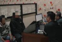 Kedua oknum petugas DLH terduga pungli saat dimintai keterangan. (Foto: dok DLH Surabaya)