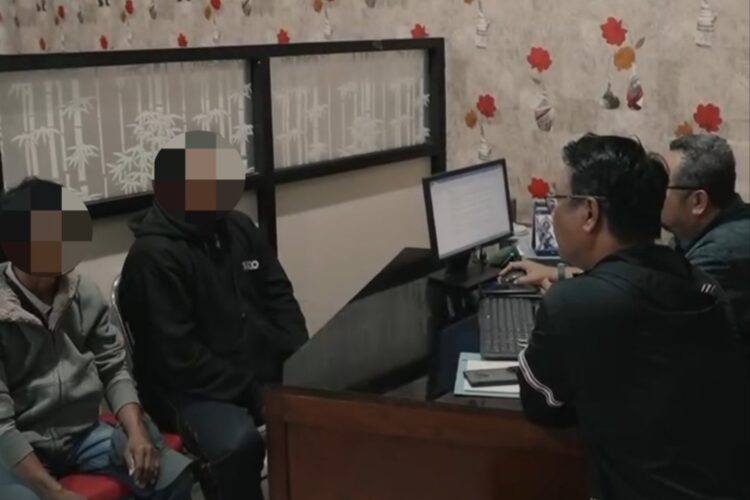 Kedua oknum petugas DLH terduga pungli saat dimintai keterangan. (Foto: dok DLH Surabaya)