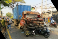 Kondisi kepala truk kontainer yang rusak parah usai menerjang 5 sepeda motor dan truk tangki di Pandaan. (Foto: Ist)