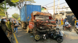 Kondisi kepala truk kontainer yang rusak parah usai menerjang 5 sepeda motor dan truk tangki di Pandaan. (Foto: Ist)
