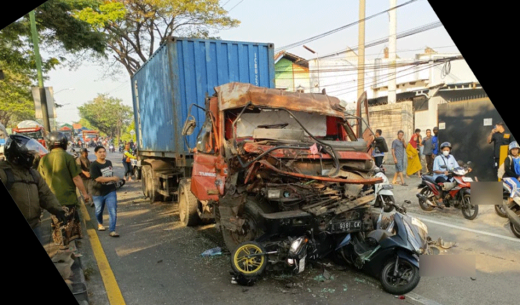 Kondisi kepala truk kontainer yang rusak parah usai menerjang 5 sepeda motor dan truk tangki di Pandaan. (Foto: Ist)