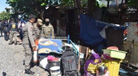 Lima bangunan liar di Jetis Wonokromo dilakukan Satpol PP. Kawasan yang ditertibkan akan digunakan sebagai Tempat Penampungan Sampah Sementara. (Foto: dok Satpol PP Surabaya)