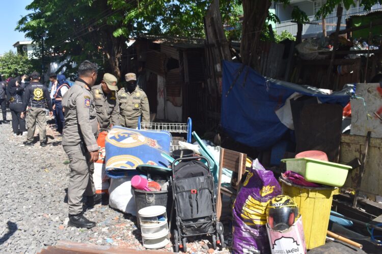 Lima bangunan liar di Jetis Wonokromo dilakukan Satpol PP. Kawasan yang ditertibkan akan digunakan sebagai Tempat Penampungan Sampah Sementara. (Foto: dok Satpol PP Surabaya)