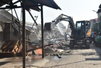 Penertiban lapak di kawasan Pasar baru Pagesangan dilakukan Pemkot Surabaya agar tidak kehilangan aset kota. (Foto: dok Diskominfo)