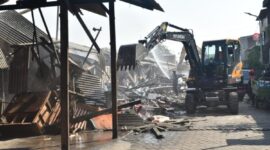 Penertiban lapak di kawasan Pasar baru Pagesangan dilakukan Pemkot Surabaya agar tidak kehilangan aset kota. (Foto: dok Diskominfo)