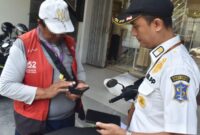 Sosialisasi dan pendaftaran parkir digital. (Foto: dok Satpol PP Surabaya)