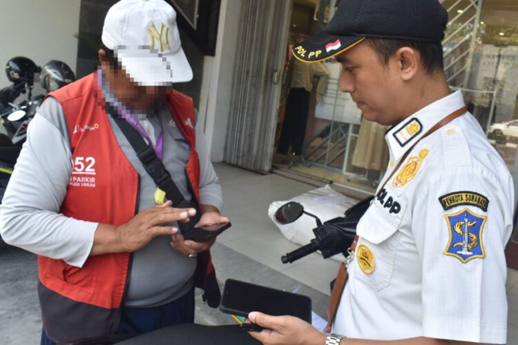 Sosialisasi dan pendaftaran parkir digital. (Foto: dok Satpol PP Surabaya)