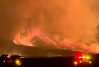Amuk si jago merah di Bromo saat malam hari. (Foto: dok TNBTS)