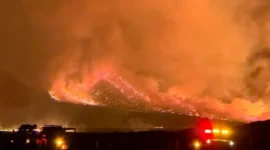 Amuk si jago merah di Bromo saat malam hari. (Foto: dok TNBTS)