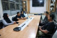 Kanan: Dua oknum Pemkot Surabaya saat menjalani pemeriksaan. (Foto: dok. Pemkot Surabaya)