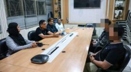 Kanan: Dua oknum Pemkot Surabaya saat menjalani pemeriksaan. (Foto: dok. Pemkot Surabaya)