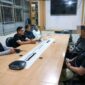 Kanan: Dua oknum Pemkot Surabaya saat menjalani pemeriksaan. (Foto: dok. Pemkot Surabaya)