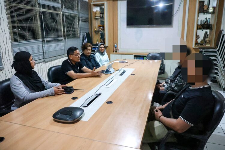 Kanan: Dua oknum Pemkot Surabaya saat menjalani pemeriksaan. (Foto: dok. Pemkot Surabaya)