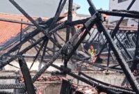 Si Jago Merah melalap habis sebuah rumah di Teluk Kumai yang diduga berawal dari obat nyamuk bakar. (Foto: dok Command Center 112 Surabaya)