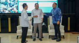 Wali Kota Surabaya, Eri Cahyadi, menyambut kunjungan Tim Pelaksana Percepatan Pelaksanaan Berusaha (PPB) Daerah bersama Tim Panel Penilai Kementerian Investasi dan Hilirisasi/BKPM di Ruang Kerja Wali Kota. Surabaya targetkan Investasi Rp 43 Triliun. (Foto: dok Diskominfo)