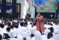 Risma motivasi 7 ribu lebih mahasiswa baru ITS hadapi tantangan global dengan mental pejuang. (Foto: Humas ITS)