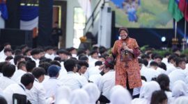 Risma motivasi 7 ribu lebih mahasiswa baru ITS hadapi tantangan global dengan mental pejuang. (Foto: Humas ITS)