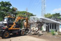 Pemkot Surabaya akan menambah lahan 1.800 Meter persegi TPU Keputih dengan mulai mentertibkan bangunan liar didalamnya. (Foto: dok Diskominfo Surabaya)