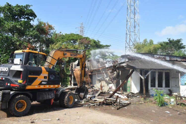 Pemkot Surabaya akan menambah lahan 1.800 Meter persegi TPU Keputih dengan mulai mentertibkan bangunan liar didalamnya. (Foto: dok Diskominfo Surabaya)
