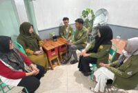Mahasiswa saat berdiskusi dengan pemilik kedai/dok.bicarasurabaya.com