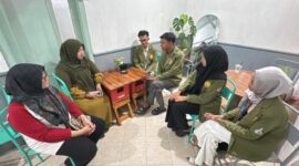 Mahasiswa saat berdiskusi dengan pemilik kedai/dok.bicarasurabaya.com
