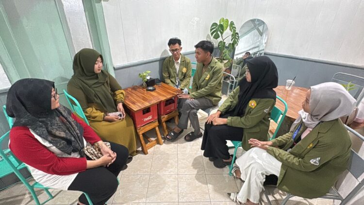 Mahasiswa saat berdiskusi dengan pemilik kedai/dok.bicarasurabaya.com