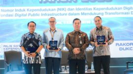 Wali Kota Surabaya Eri Cahyadi saat menerima penghargaan/dok.Diskominfo Surabaya