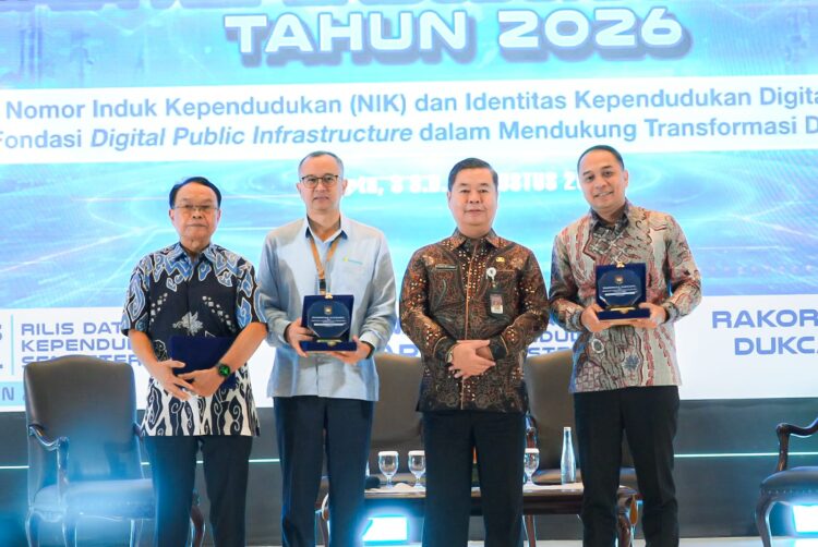 Wali Kota Surabaya Eri Cahyadi saat menerima penghargaan/dok.Diskominfo Surabaya