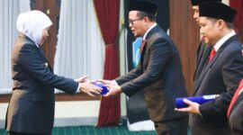 Foto: Pelantikan pengurus baru BAZNAS Jatim dilakukan Gubernur Khofifah di Gedung Negara Grahadi. (Foto: Humas Pemprov Jatim)
