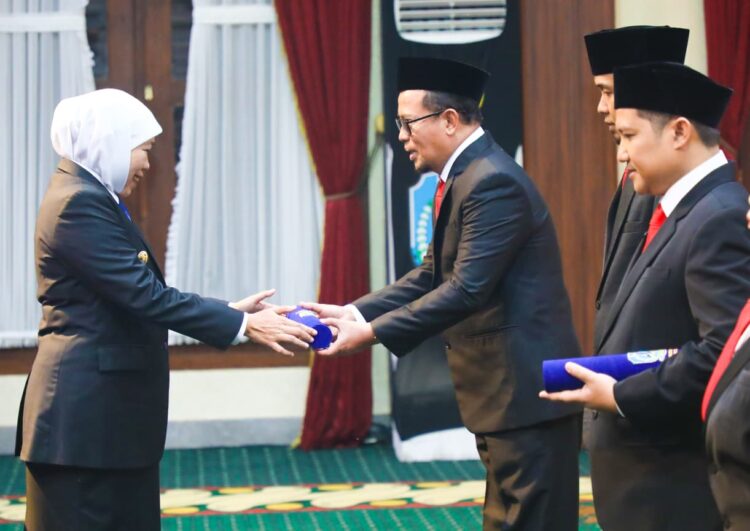 Foto: Pelantikan pengurus baru BAZNAS Jatim dilakukan Gubernur Khofifah di Gedung Negara Grahadi. (Foto: Humas Pemprov Jatim)