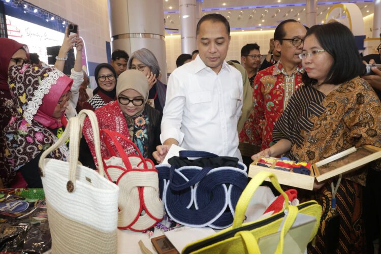 Wali Kota Surabaya Eri Cahyadi bersama istri saat memborong barang di SGE/dok.Diskominfo Surabaya