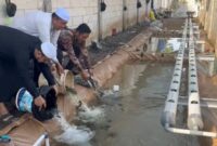 Peresmian kolam ikan yang ditandai dengan pelepasan benih ikan di Pondok Pesantren Nurul Iman Probolinggo/dok.bicarasurabaya.com