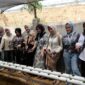 Dosen Pendamping Lapangan bersama mahasiswanya menunjukkan tanaman Aquaponik yang ditanamnya/dok.bicarasurabaya.com