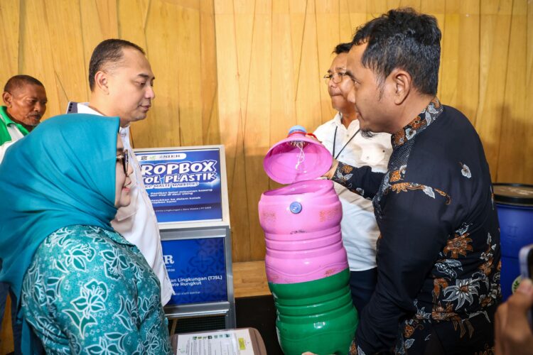 Wali Kota Eri meninjau salah satu inovasi pemilahan sampah/dok.Diskominfo Surabaya
