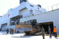 Kapal Rumah Sakit TNI AL Layani Korban Gempa di Manggarai. (Foto: dok Dinas Penerangan Koarmada II)