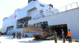 Kapal Rumah Sakit TNI AL Layani Korban Gempa di Manggarai. (Foto: dok Dinas Penerangan Koarmada II)