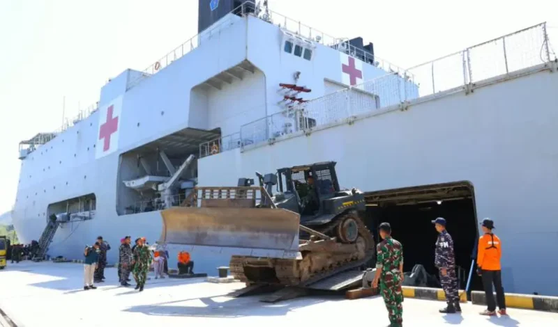 Kapal Rumah Sakit TNI AL Layani Korban Gempa di Manggarai. (Foto: dok Dinas Penerangan Koarmada II)