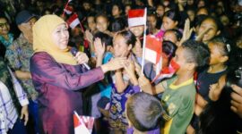 Khofifah Temui Anak Korban Gempa Flores: Tetap Semangat Kejar Cita-cita. (Foto: dok Adpim Pemprov Jatim)